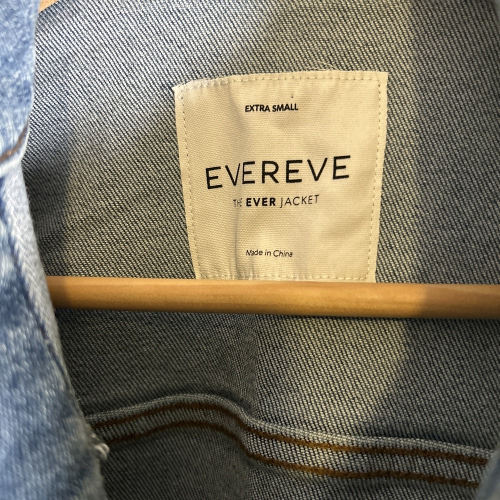 Evereve Ever Jacket Denim Trucker Sz XS Medium Wash Stretch Everyday‎ Distressed - Picture 2 of 7